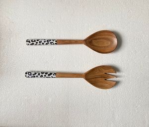 Superbe design en bois et résine, idéal pour servir des salades à la maison, en cuisine, lors de fêtes et d'événements, à un prix très avantageux. - Product Image 4