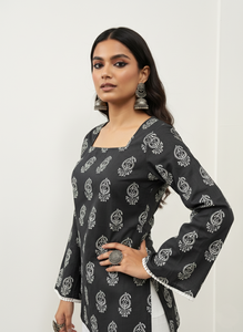 Kurti de algodón negro estampado para mujer con mangas acampanadas y cuello cuadrado - Product Image 5
