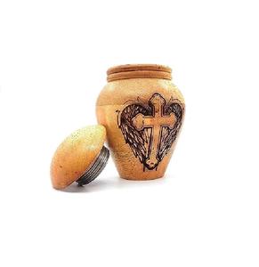 Urne gravée en forme de croix ailée, récipient en bois artisanal, symbole chrétien sculpté, vase commémoratif, souvenir religieux - Product Image 4