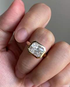 แหวนเพชรทรงรัศมีตะวันออก-ตะวันตกแบบโซลิแทร์ ความต้องการสูง แหวนหมั้นเพชรเลี้ยงในห้องปฏิบัติการ ทองคำแท้ 14k E/VVS - Product Image 5