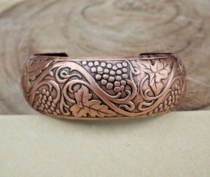 Pulsera minimalista de cobre puro hecha a mano, brazalete abierto ajustable, joyería de moda con diseño floral - Product Image 1