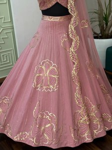 ชุดเลเฮนกาปักลายดอกไม้สีชมพู ชุดแต่งงานแบบสองชิ้นพร้อมผ้าคลุมไหล่แบบตาข่ายสำหรับงานเลี้ยงพิธี - Product Image 4