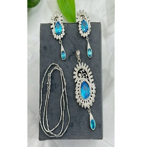 Ensemble collier pendentif et boucles d'oreilles tendance, finition argentée, pierres CZ de qualité supérieure, idéal pour les soirées et événements. - Product Image 2