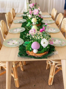 Juego de Sillas Infantiles de Ratán Natural Rústico, Mesa Rectangular con Decoración Floral para Eventos de Comedor Infantiles - Product Image 2