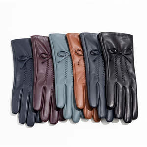 Gants de luxe en cuir véritable doux et chauds pour l'hiver - Style décontracté et respirant pour femme / Gants d'hiver personnalisés - Product Image 2
