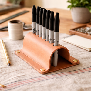 Portalápices Cuadrado Mediano de Cuero Personalizado NEW ERA, Organizador de Escritorio Hecho a Mano, Color Personalizado, Impresión UV/Digital, Alta Calidad - Product Image 2