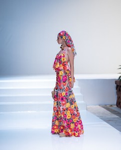 ชุดเดรสยาว Juliette สีนู้ด ลายดอกเดซี่ ดีไซน์หรูหรา โรแมนติกเหนือกาลเวลา ประดับด้วยลูกไม้ปักมืออย่างประณีต - Product Image 2