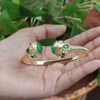 Bracelet manchette style bohème en jade vert et quartz émeraude, laiton massif plaqué or 18 carats, bracelet ouvert sur le devant, bijoux unisexes de créateur