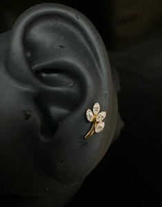 Boucle d'oreille en or 14 carats avec feuille de diamant marquise, piercing hélix miniature, bijou fin botanique délicat pour femme, idée cadeau - Product Image 1