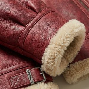Chaqueta de aviador de piel de oveja para hombre |   Chaqueta Bomber de Cuero Sintético con Cuello de Piel |   Fabricante de Marca Privada OEM Personalizado - Product Image 4