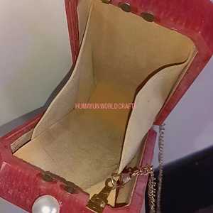 กระเป๋าคลัทช์เรซิ่นสีแดงสุดหรู ประดับด้วยคริสตัลรูปดอกไม้ ผลิตด้วยมือสำหรับงานแต่งงาน งานปาร์ตี้ และงานเฉลิมฉลองต่างๆ - Product Image 3