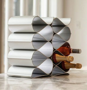 Porte-vin mural rustique en bois foncé et métal, à motif en zigzag, avec crochets pour verres. Art unique disponible à prix de gros. - Product Image 2