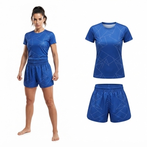 Conjunto de entrenamiento de boxeo para mujer: Top ajustado de manga corta y shorts degradados en negro y rosa - Product Image 6
