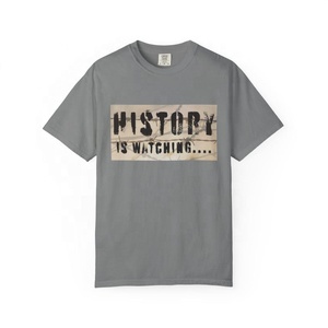 Camiseta de Hombre con Estampado History Is Watching, Manga Corta, Cuello Redondo, Corte Regular, 100% Algodón Jersey - Product Image 3