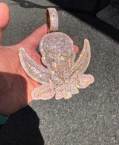 Colgante Personalizado de Espadas con Calaveras Heladas |   Collar de Moissanita Chapado en Oro Rosa, Estilo Hip Hop Cristiano, Joyería Urbana Brillante para Hombre - Product Image 5