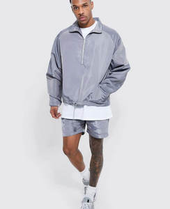 Chaqueta cortavientos impermeable de poliéster para hombre con capucha y logotipo personalizado para correr al aire libre - Product Image 2