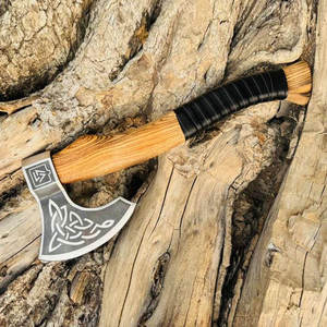 Hache artisanale d'inspiration viking avec tête en métal détaillée et manche en bois lisse pour collection - Product Image 3