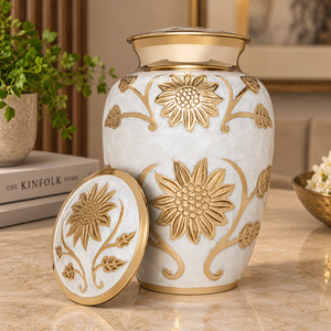 Urna Metálica Única con Diseño de Enredadera Botánica, Acabado Azul Marino y Dorado, Florero Decorativo Conmemorativo con Tapa - Product Image 4
