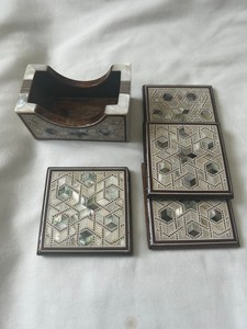 Ensemble de sous-verres égyptiens incrustés de nacre, 5 pièces, en bois de hêtre fait main, design unique, motif floral carré - Product Image 4