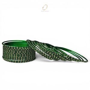 Vente en gros de bijoux de mode : Ensemble de bracelets anti-ternissement en acier inoxydable vert, finition plaquée or, style indien tendance, pour femmes, idéal pour les soirées. - Product Image 3