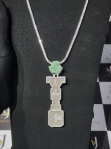 Pendentif de luxe pour homme en argent 925 avec moissanite, motif trèfle vert, serti baguette, cadeau - Product Image 3