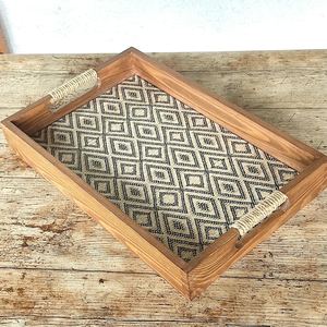 Produit très vendu - Plateau en bois géométrique moderne avec motif blanc - Élégant et fonctionnel pour servir ou organiser - Décoration d'intérieur - Product Image 1