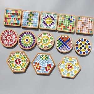 Ensemble de dessous-de-verre en mosaïque de verre carrée colorée, tapis de protection de table à motif d'échiquier, support de boissons résistant à la chaleur pour verrerie - Product Image 4