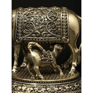 Exótica Escultura India Pequeña de 3 Pulgadas de Vaca y Ternero en Latón Superfino sobre Base de Cuarzo Rosa, Hecha en India - Product Image 1