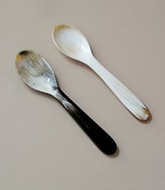 Ustensiles de cuisine et articles de table durables : Cuillère en corne biologique artisanale en matériau naturel pour une vaisselle écologique - Product Image 3