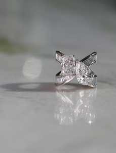 Bague de Fiançailles de Luxe Toi et Moi, Coupe Poire Radiante avec Bande de Diamants de Laboratoire Taille Baguette, Or Blanc 14K 18K, Bague de Mariage, Vente en Gros - Product Image 5