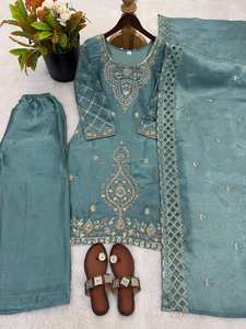 Hania Aamir Salwar Kameez de Seda Premium, Tradicional, Corte Ajustado, Secado Rápido, para Fiestas, con Bordado Dorado Zari, de Diseñador - Product Image 4