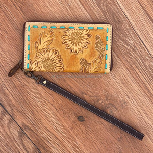 กระเป๋าสตางค์หนังแท้สำหรับผู้หญิงกระเป๋าคลัทช์ใส่โทรศัพท์มีสไตล์ลายดอกไม้แกะสลักด้วยมือ - Product Image 4