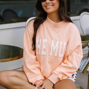 Pull-over unisexe en coton rose à col montant et imprimé en relief The Muse, coupe classique, tricoté, avec lettres personnalisées sur le devant - Product Image 4