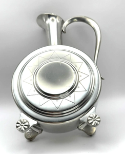 Carafe à eau en métal poli brillant, faite à la main, design personnalisé, avec pieds en forme de roue, pour la maison et la cuisine - Product Image 5