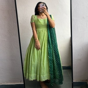 Robe en mousseline verte VASTRA COTTAGE avec dupatta numérique Leheriya, broderie ajourée, entièrement doublée, tenue de fête élégante - Product Image 1