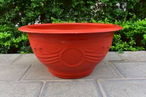 Jardinière ronde traditionnelle en plastique rouge |   Pot de fleurs en terre cuite à motif ondulé pour pépinière commerciale, jardin et aménagement paysager - Product Image 2