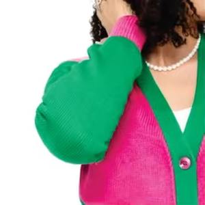 Cardigan décontracté pour femme, col en V, rose et vert, personnalisé pour université, en laine/acrylique tricoté avec logo chenille, automne-hiver - Product Image 4