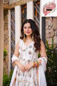 Anarkali Blanco de Faux Georgette para Fiesta, Diseño de Faux Georgette con Hilo y Lentejuelas, Anarkali con Borde de Encaje y Conjunto de Dupatta - Product Image 3