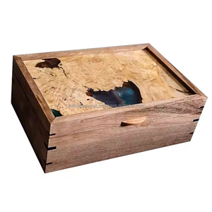Caja de Madera Natural Ecológica para Guardar Brazaletes, Acabado Esmaltado, Diseño Personalizado Hecho a Mano, Joyero para Collares - Product Image 5
