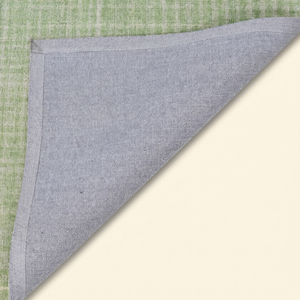 Tapis texturé en laine vert sauge DECORDEC, écologique, antidérapant, minimaliste, ton sur ton, pour salon, bureau, hôtel - Product Image 6