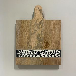 Planche à découper en bois avec incrustation de résine noire, planche de service et de découpe avec poignée pour la cuisine et le plateau à fromage - Product Image 2