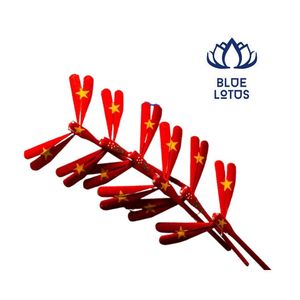 Juguete de equilibrio de libélula de bambú pintado a mano, sostenible y de alta calidad, para decoración de patio. - Product Image 1