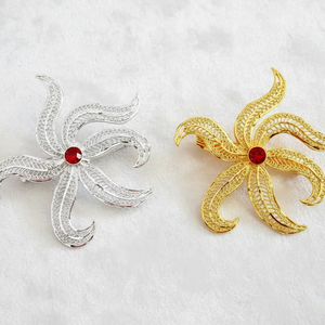 Peigne à cheveux vintage en alliage plaqué or, fait main, écologique, étanche, élégant, avec mini-fleur en strass et pompon - Product Image 1