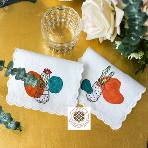 Servilleta de lino con un encantador bordado de cactus, tonos cálidos y juguetones que aportan un toque fresco y vibrante. - Product Image 1