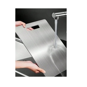 Tabla de cortar premium para el hogar, de acero inoxidable puro, saludable y antibacteriana, para uso en la cocina. - Product Image 4