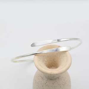 กำไลข้อมือตอกหมุดบนปลอกแขนทองเหลืองสีทองเครื่องประดับปลอกแขนโบฮีเมียนทองเหลืองปรับขนาดได้ - Product Image 2