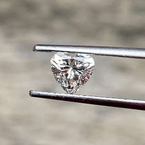 Venta al por mayor de joyas sueltas sintéticas (creadas en laboratorio) con forma de corazón, certificadas por IGI, HPHT CVD, de 1.53ct/1.02ct, con perforación láser y claridad VVS, en varios colores. - Product Image 1