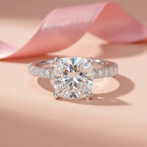 Bague solitaire en diamant taille coussin avec pavé - Or 9k, 14k, 18k - Product Image 1