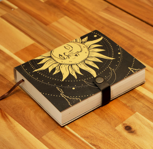 Diario de cuero Celestial Sun & Moon – Recuerdo esotérico, cierre con botón - Product Image 1