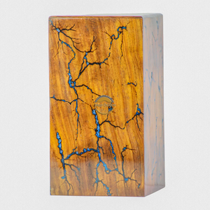 Urna Funeraria Artesanal Azul Cielo con Ondas y Madera Natural, Caja para Cenizas con Resina Epoxi Azul, Recuerdo Conmemorativo Artístico de AYAANS - Product Image 5